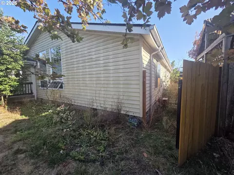 Exterior - 239 W K St, Springfield, OR 97477 photo 7 of 9