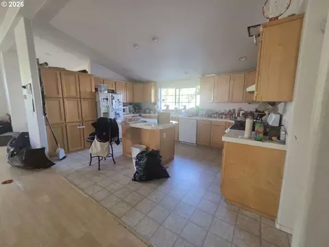 Kitchen - 239 W K St, Springfield, OR 97477 photo 1 of 4