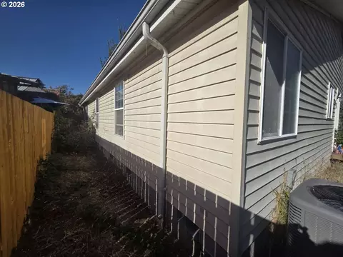 Exterior - 239 W K St, Springfield, OR 97477 photo 6 of 9