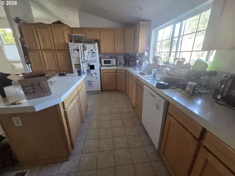 Kitchen - 239 W K St, Springfield, OR 97477 photo 3 of 4