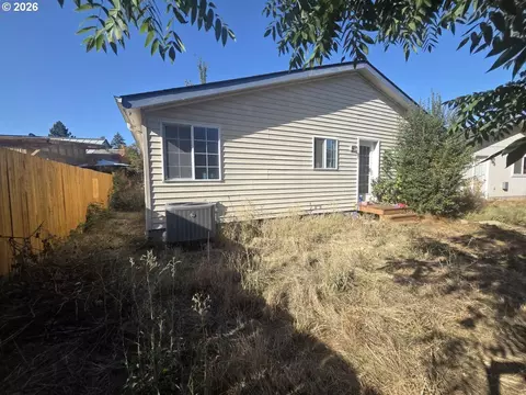 Exterior - 239 W K St, Springfield, OR 97477 photo 3 of 9