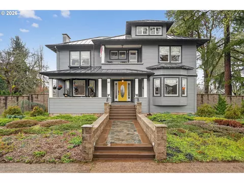 211 S 3rd St, Cottage Grove, OR 97424