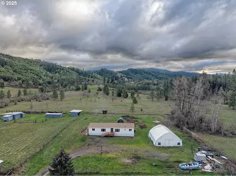 1330 Glenbrook Loop Rd, Riddle, OR 97469