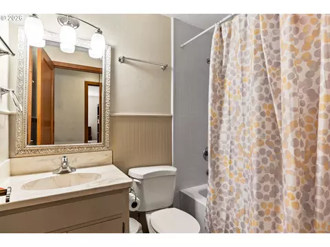 Bath - 537 S 71st St, Springfield, OR 97477 photo 1 of 1