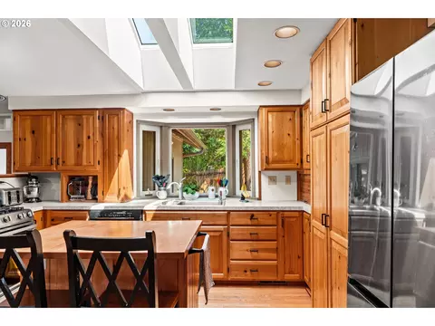 Kitchen - 537 S 71st St, Springfield, OR 97477 photo 2 of 4
