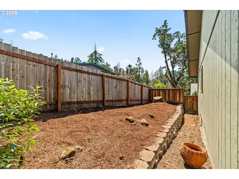 Exterior - 537 S 71st St, Springfield, OR 97477 photo 7 of 10