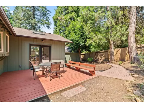 Exterior - 537 S 71st St, Springfield, OR 97477 photo 9 of 10