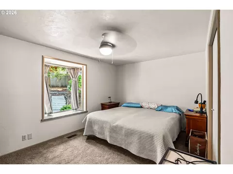 Bedroom - 537 S 71st St, Springfield, OR 97477 photo 3 of 4