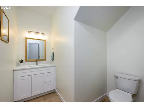 Bath - 1145 Ludgate Dr, Eugene, OR 97402 photo 2 of 3