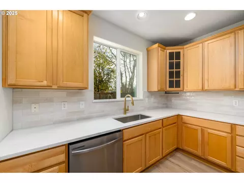 Kitchen - 1145 Ludgate Dr, Eugene, OR 97402 photo 3 of 6
