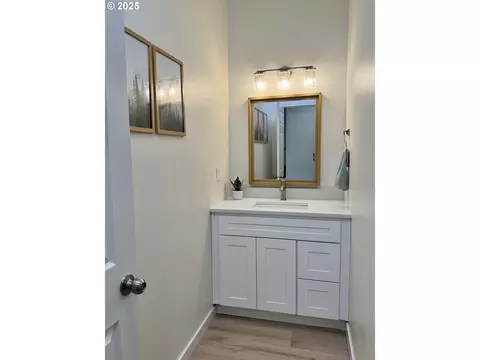 Bath - 1145 Ludgate Dr, Eugene, OR 97402 photo 1 of 3