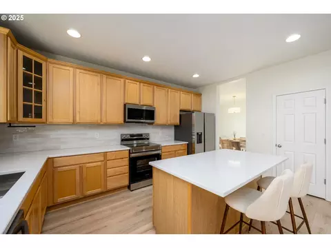 Kitchen - 1145 Ludgate Dr, Eugene, OR 97402 photo 4 of 6