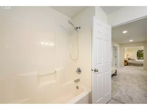 Bath - 1145 Ludgate Dr, Eugene, OR 97402 photo 3 of 3