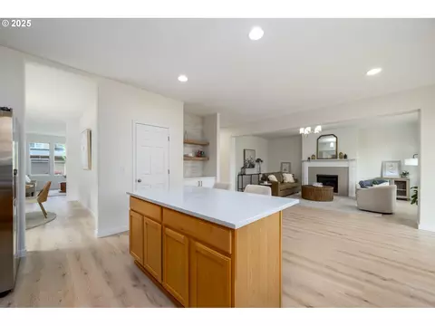 Kitchen - 1145 Ludgate Dr, Eugene, OR 97402 photo 2 of 6