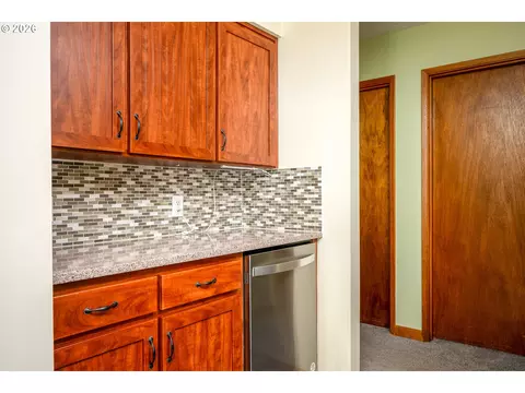 Kitchen - 910 Cornell Ave, Gladstone, OR 97027 photo 5 of 6