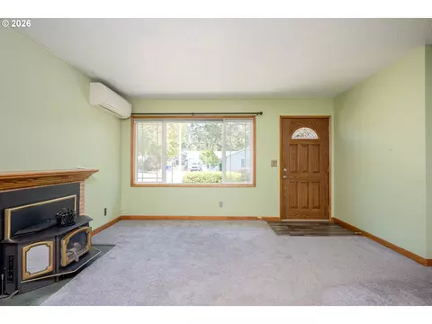 Living - 910 Cornell Ave, Gladstone, OR 97027 photo 2 of 7