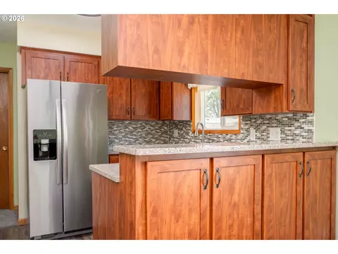 Kitchen - 910 Cornell Ave, Gladstone, OR 97027 photo 2 of 6