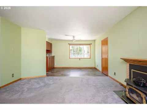 Living - 910 Cornell Ave, Gladstone, OR 97027 photo 4 of 7