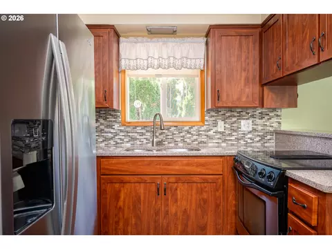 Kitchen - 910 Cornell Ave, Gladstone, OR 97027 photo 4 of 6