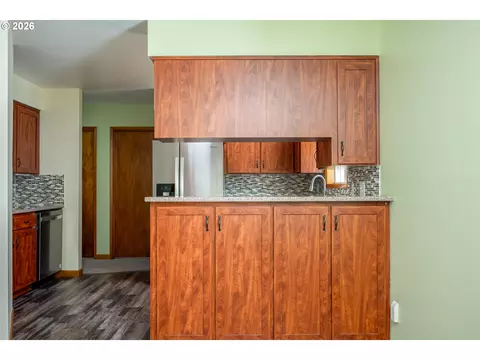Kitchen - 910 Cornell Ave, Gladstone, OR 97027 photo 6 of 6
