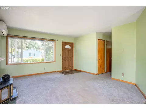 Living - 910 Cornell Ave, Gladstone, OR 97027 photo 6 of 7
