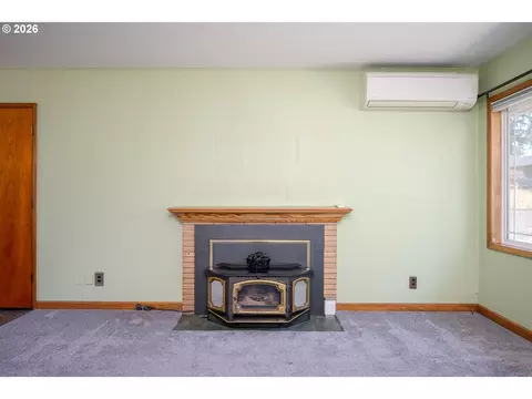 Living - 910 Cornell Ave, Gladstone, OR 97027 photo 5 of 7