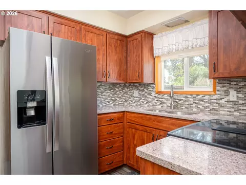 Kitchen - 910 Cornell Ave, Gladstone, OR 97027 photo 1 of 6