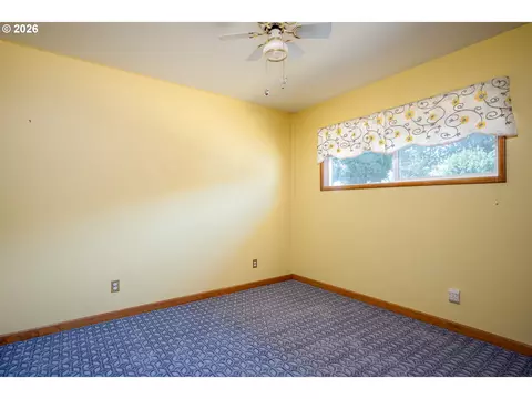Bedroom - 910 Cornell Ave, Gladstone, OR 97027 photo 6 of 7