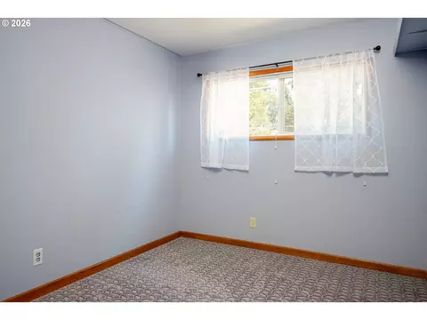 Bedroom - 910 Cornell Ave, Gladstone, OR 97027 photo 2 of 7