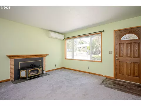Living - 910 Cornell Ave, Gladstone, OR 97027 photo 7 of 7