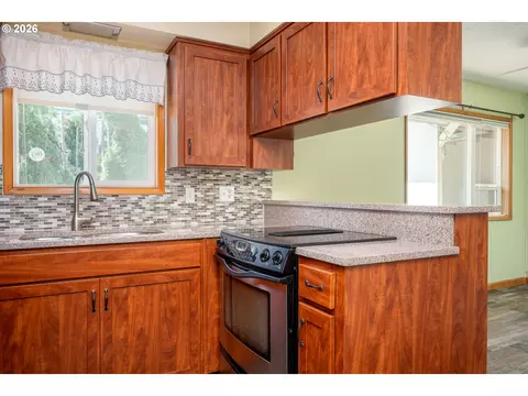 Kitchen - 910 Cornell Ave, Gladstone, OR 97027 photo 3 of 6