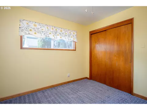 Bedroom - 910 Cornell Ave, Gladstone, OR 97027 photo 7 of 7