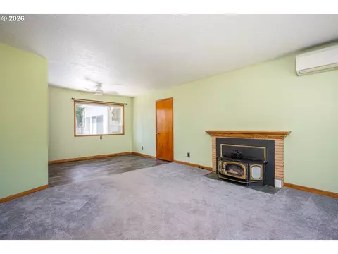 Living - 910 Cornell Ave, Gladstone, OR 97027 photo 3 of 7