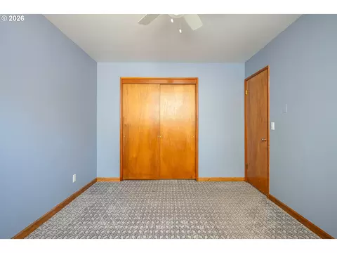 Bedroom - 910 Cornell Ave, Gladstone, OR 97027 photo 5 of 7