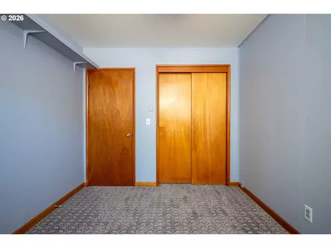 Bedroom - 910 Cornell Ave, Gladstone, OR 97027 photo 3 of 7