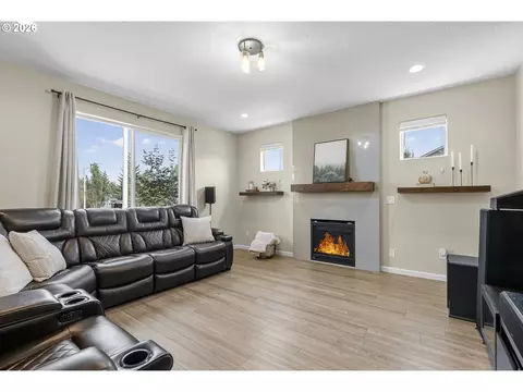 Living - 4632 SE 28th Ter, Gresham, OR 97080 photo 1 of 2
