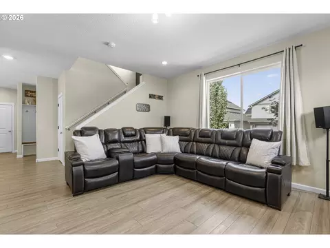 Living - 4632 SE 28th Ter, Gresham, OR 97080 photo 2 of 2