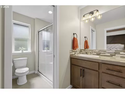 Bath - 4632 SE 28th Ter, Gresham, OR 97080 photo 2 of 3