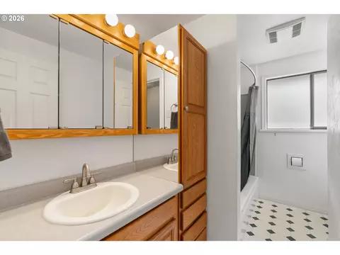 Bath - 4024 Kildare St, Eugene, OR 97404 photo 1 of 3