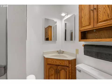 Bath - 4024 Kildare St, Eugene, OR 97404 photo 3 of 3