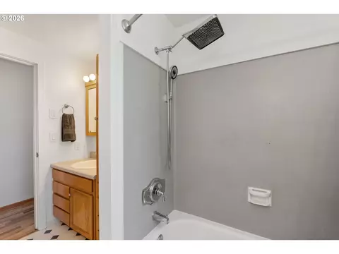 Bath - 4024 Kildare St, Eugene, OR 97404 photo 2 of 3