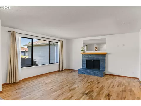 Living - 4024 Kildare St, Eugene, OR 97404 photo 2 of 5
