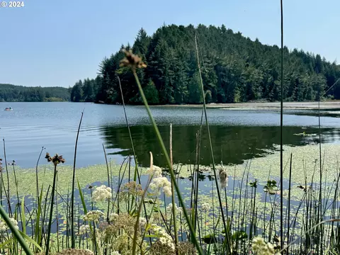 000 Tahkenitch Lk, Gardiner, OR 97441