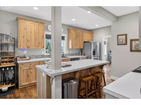 Kitchen - 918 E 16th St, Lafayette, OR 97127 photo 4 of 6