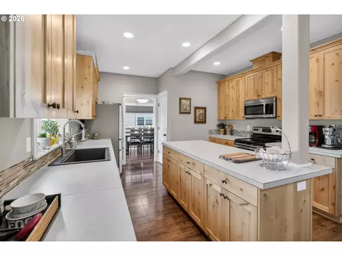 Kitchen - 918 E 16th St, Lafayette, OR 97127 photo 6 of 6