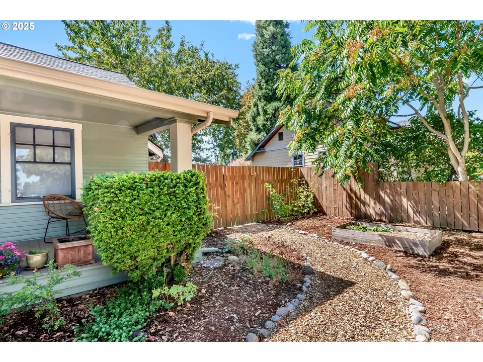 Exterior - 1400 W 5th Ave, Eugene, OR 97402 photo 11 of 11