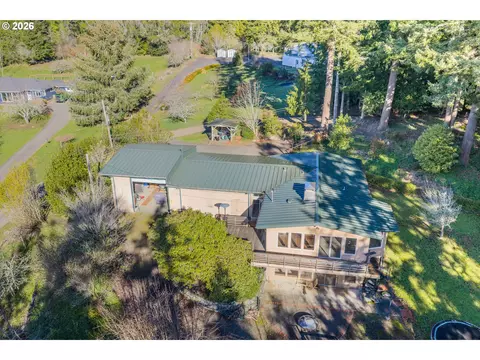 56671 Pleasant Hill Dr, Coquille, OR 97423