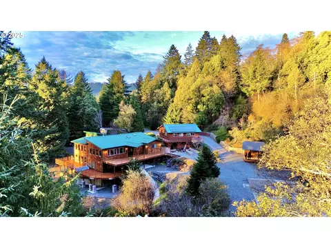 94330 Schreiber Dr, Gold Beach, OR 97444