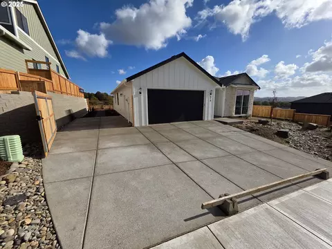 614 NW Cascade Mountain Dr, Dallas, OR 97338