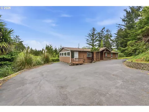 885 Lombard St, North Bend, OR 97459